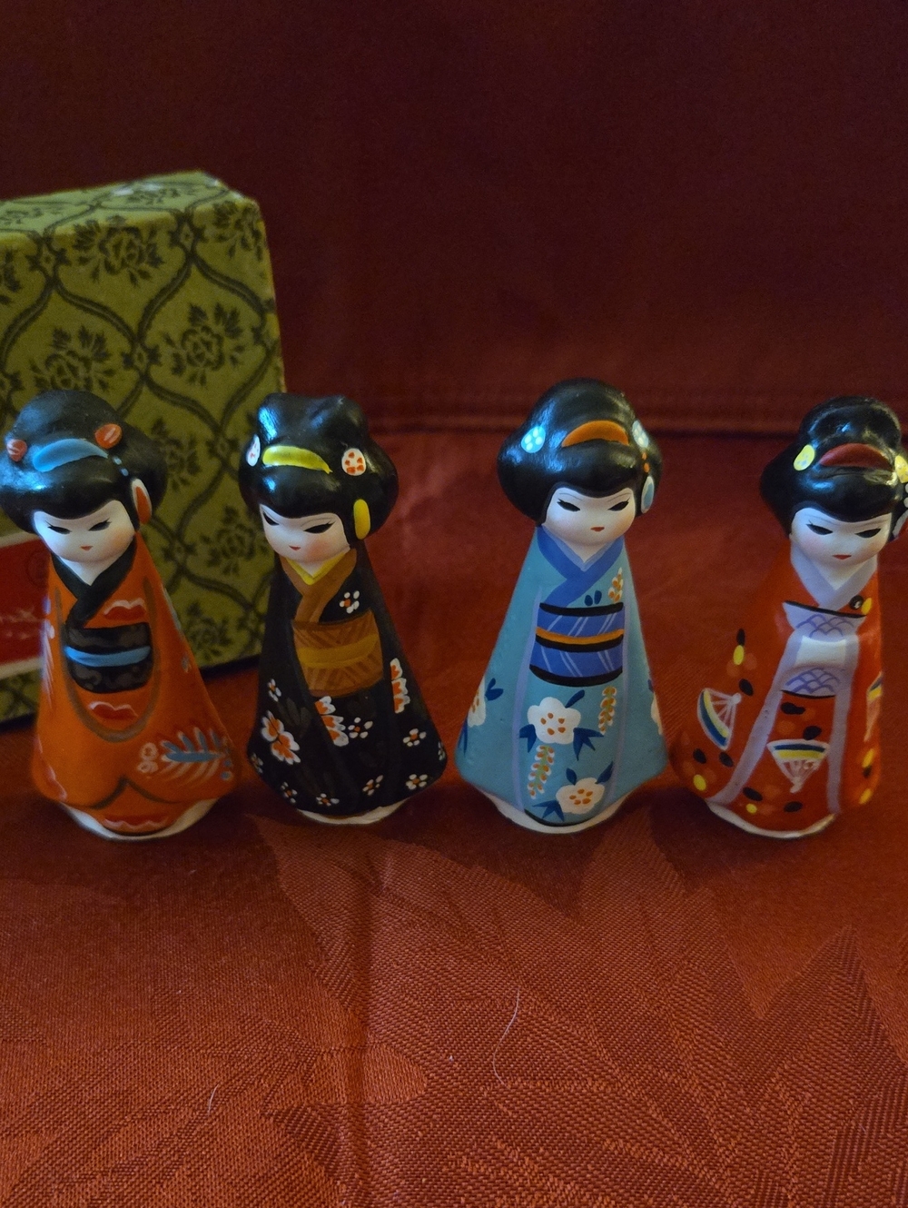 Set of 4 Hand-painted Ceramic Japanese Geisha Figurines With Original Box
